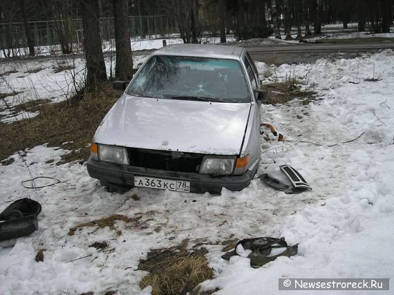 Второй день стоит брошенное авто на ул.Инструментальщиков