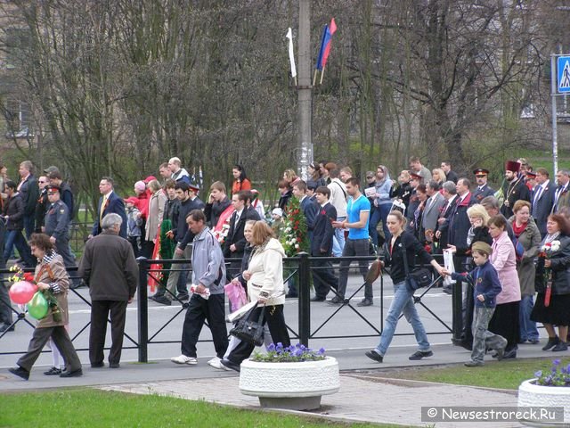 Праздничное шествие и церемония возложения венков.  9 мая 2010 Сестрорецк.