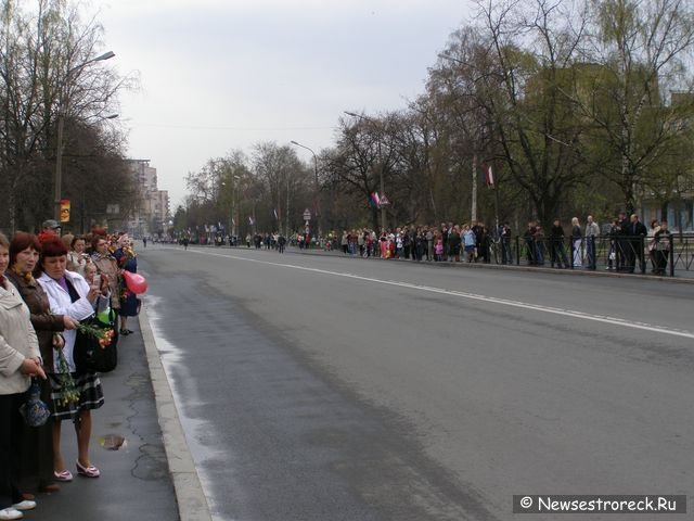 Праздничное шествие и церемония возложения венков.  9 мая 2010 Сестрорецк.