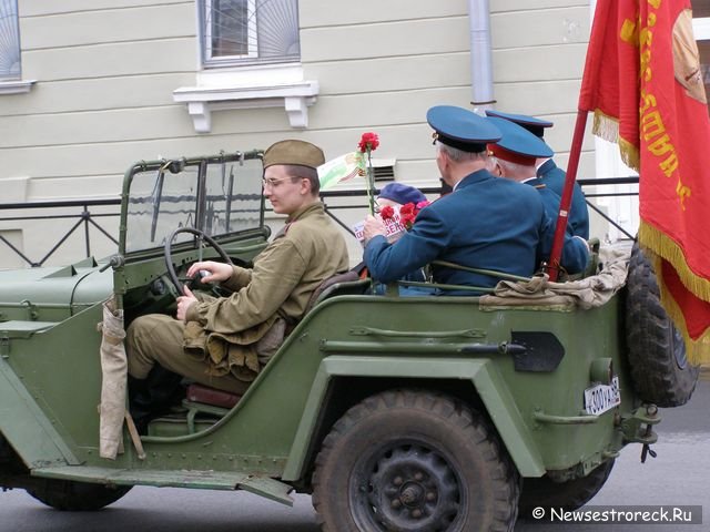 Праздничное шествие и церемония возложения венков.  9 мая 2010 Сестрорецк.