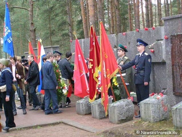 Праздничное шествие и церемония возложения венков.  9 мая 2010 Сестрорецк.