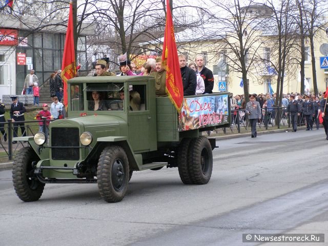 Праздничное шествие и церемония возложения венков.  9 мая 2010 Сестрорецк.