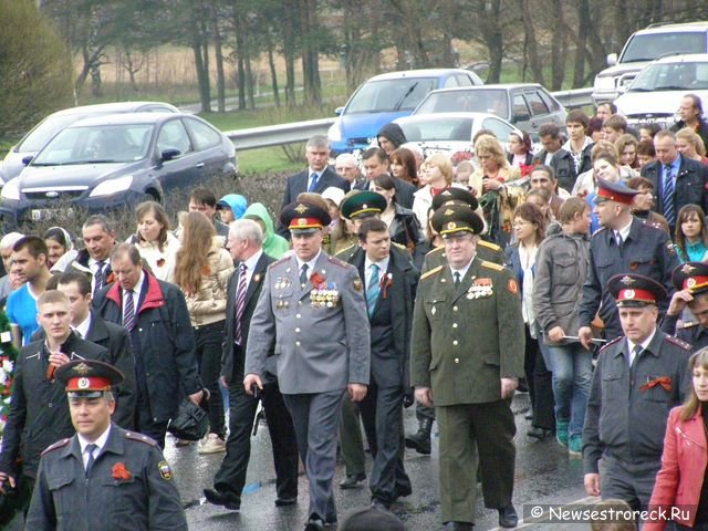 Праздничное шествие и церемония возложения венков.  9 мая 2010 Сестрорецк.