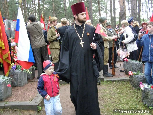 Праздничное шествие и церемония возложения венков.  9 мая 2010 Сестрорецк.