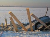 На озере Разлив под лед провалились две машины