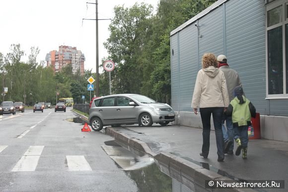 На ул.Токарева Nissan протаранил магазин "Сфера"