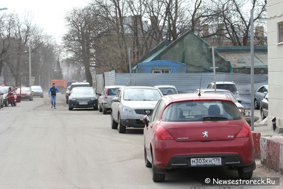 У здания полиции на ул.Володарского сняли дорожные знаки