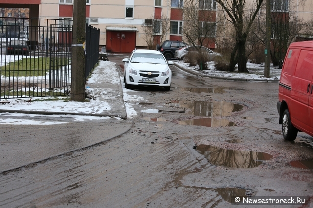 Состояние дорожного покрытия во дворах на ул.Токарева и Приморского шоссе