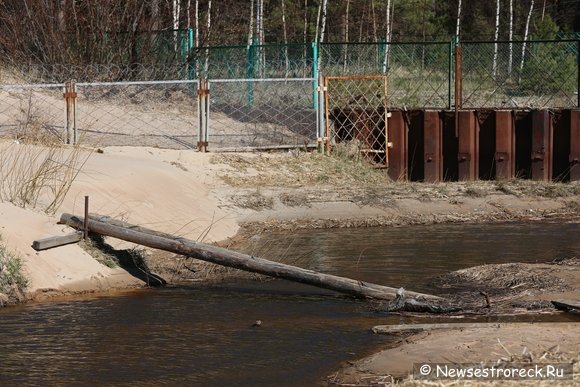 В Курорте поставили мостик через русло реки Сестры