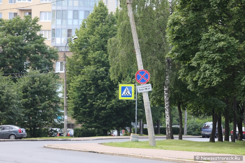 Опора освещения на пересечении ул.Мосина и ул.Воскова опасно накренилась