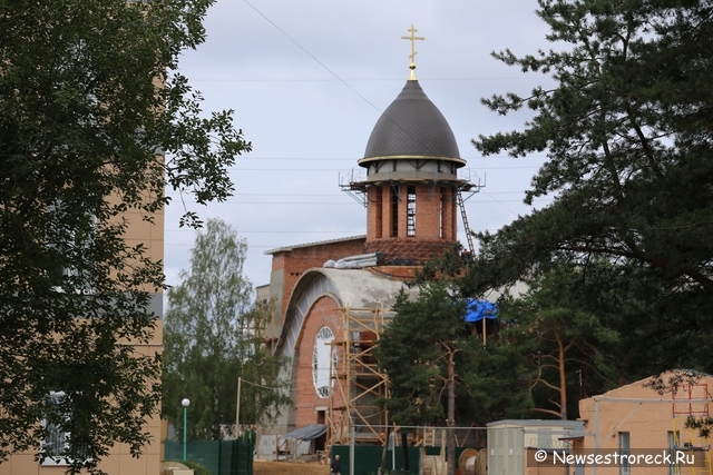 В Сестрорецке на Ксеньевскую церковь надели купол