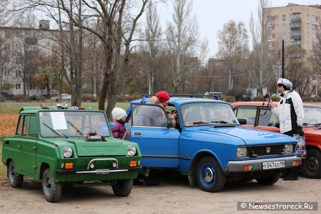 В Сестрорецке открылась выставка автомобилей и мотоциклов времен СССР