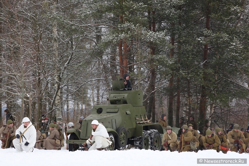 В Сестрорецке состоялась военно-историческая реконструкция "Ленинградский День Победы"