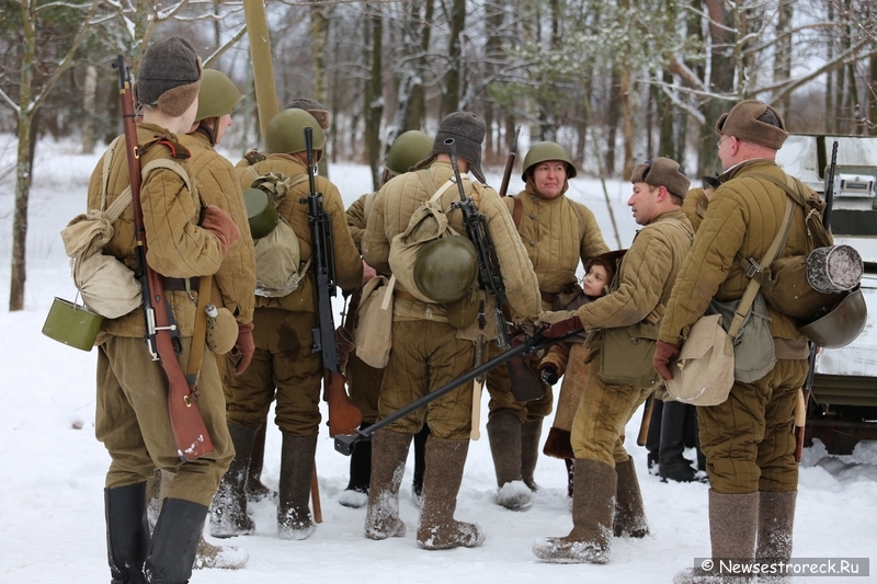 В Сестрорецке состоялась военно-историческая реконструкция "Ленинградский День Победы"