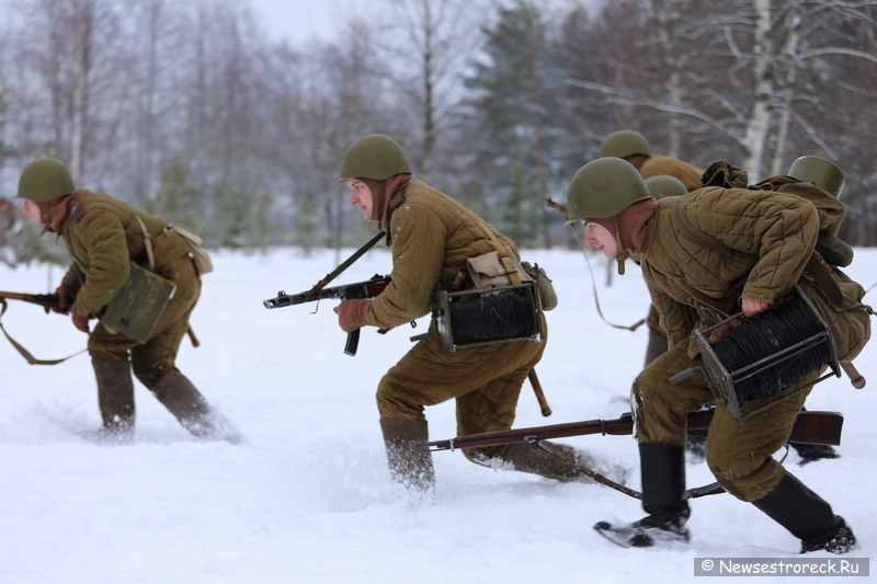 В Сестрорецке состоялась военно-историческая реконструкция "Ленинградский День Победы"