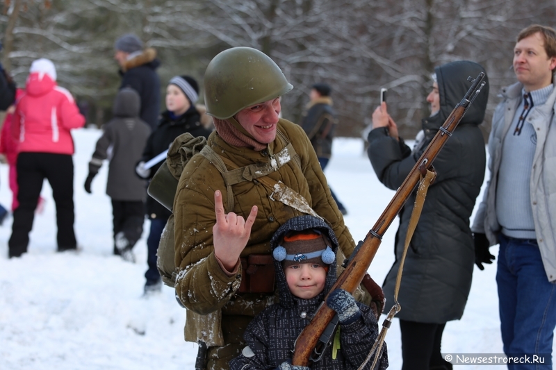 В Сестрорецке состоялась военно-историческая реконструкция "Ленинградский День Победы"