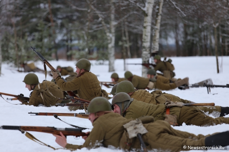 В Сестрорецке состоялась военно-историческая реконструкция "Ленинградский День Победы"