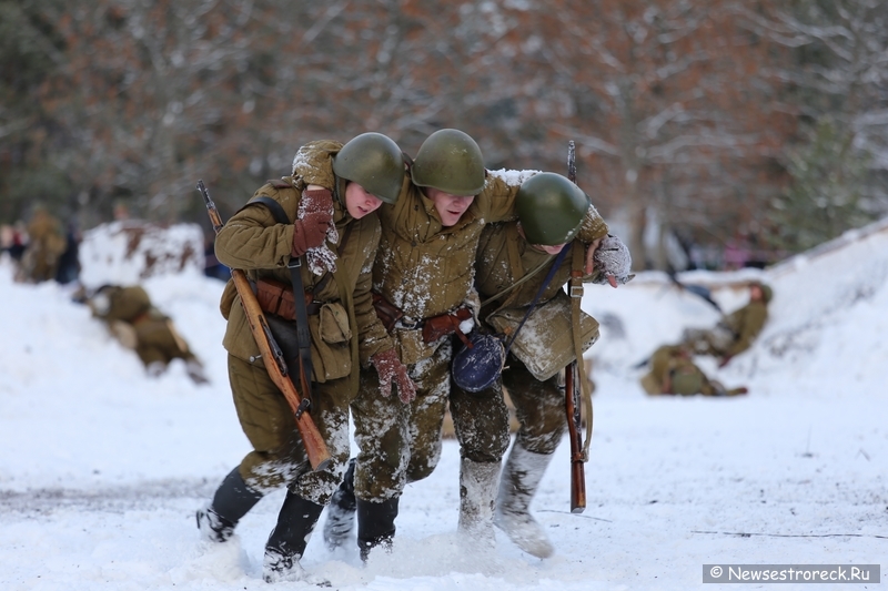 В Сестрорецке состоялась военно-историческая реконструкция "Ленинградский День Победы"