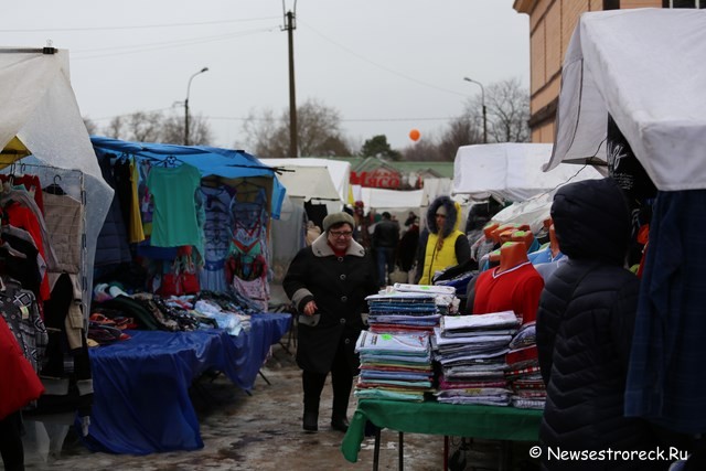 На вокзале развернулась ярмарка промышленных и продовольственных товаров