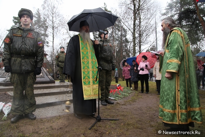 В Песочном открыли памятный знак в честь 910 песочинцев