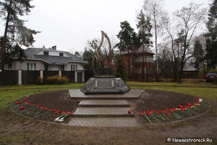 В Песочном открыли памятный знак в честь 910 песочинцев