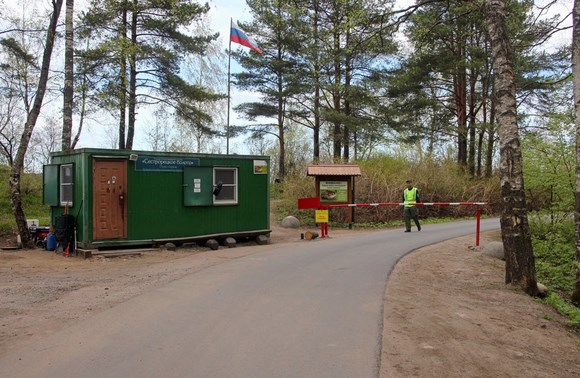 Власти потребовали убрать шлагбаум через дорогу на Глухое озеро