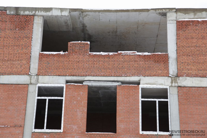 В 434 школе в Разливе, в примыкающем новом здании, устанавливают стеклопакеты в окнах