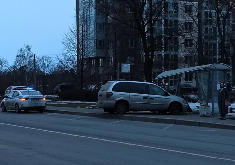 Dodge Caravan влетел в автобусную остановку в Сестрорецке