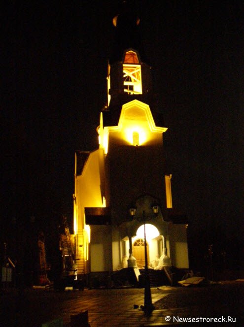 Зажглась подсветка храма Петра и Павла