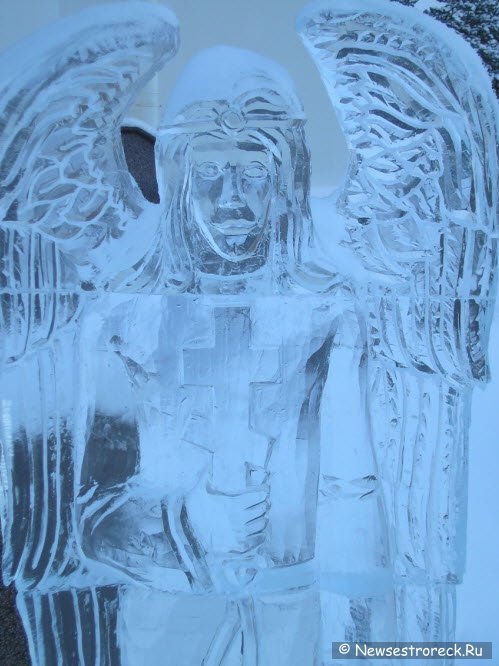 У входа в храм установили двух ледяных ангелов.
