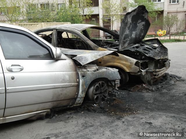 В Сестрорецке сгорели сразу три автомобиля