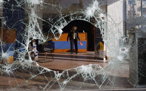 В Сестрорецке пьяный мужчина разбил витрину кафе