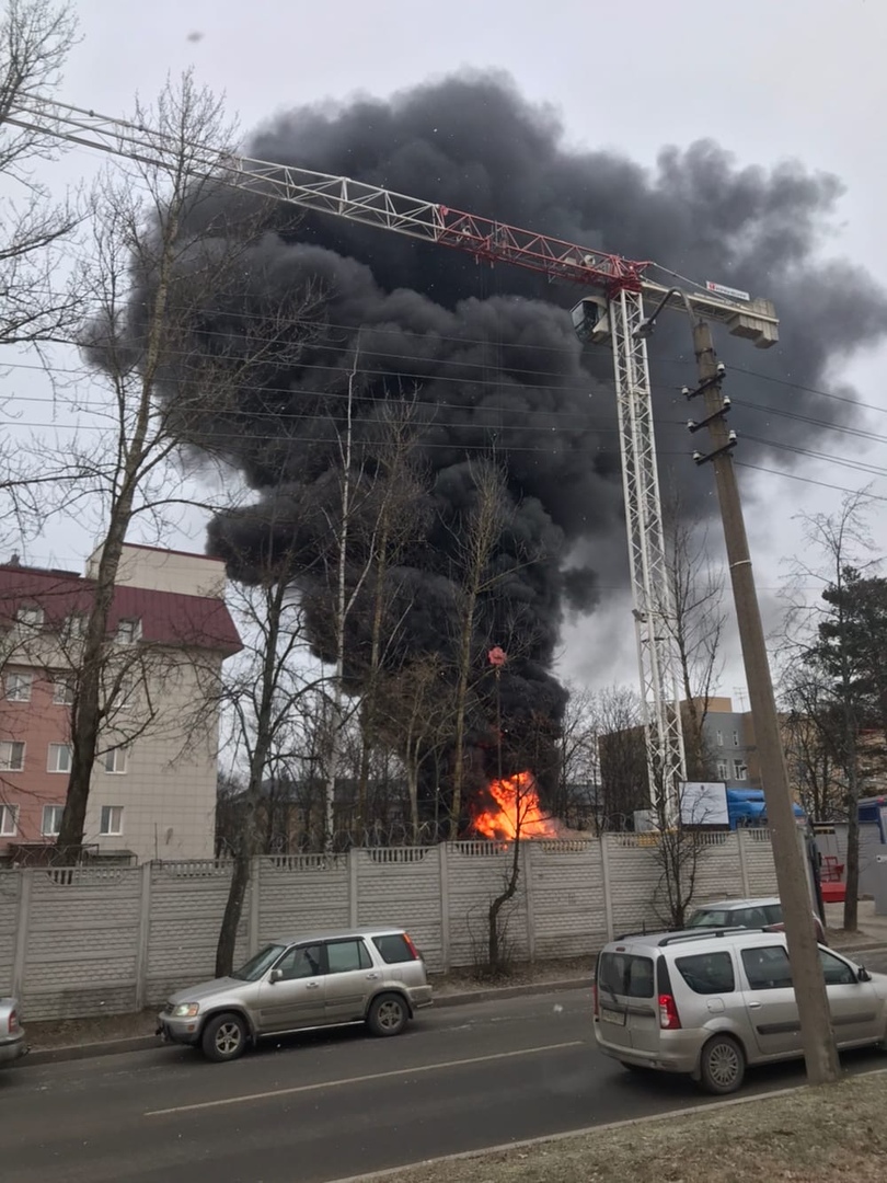 В Сестрорецке около больницы № 40 горела строительная бытовка